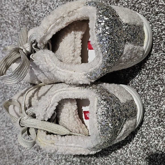 UNIONBAY Cream and Silver Sneakers with Fuzzy Texture and Star Design - Picture 3 of 3